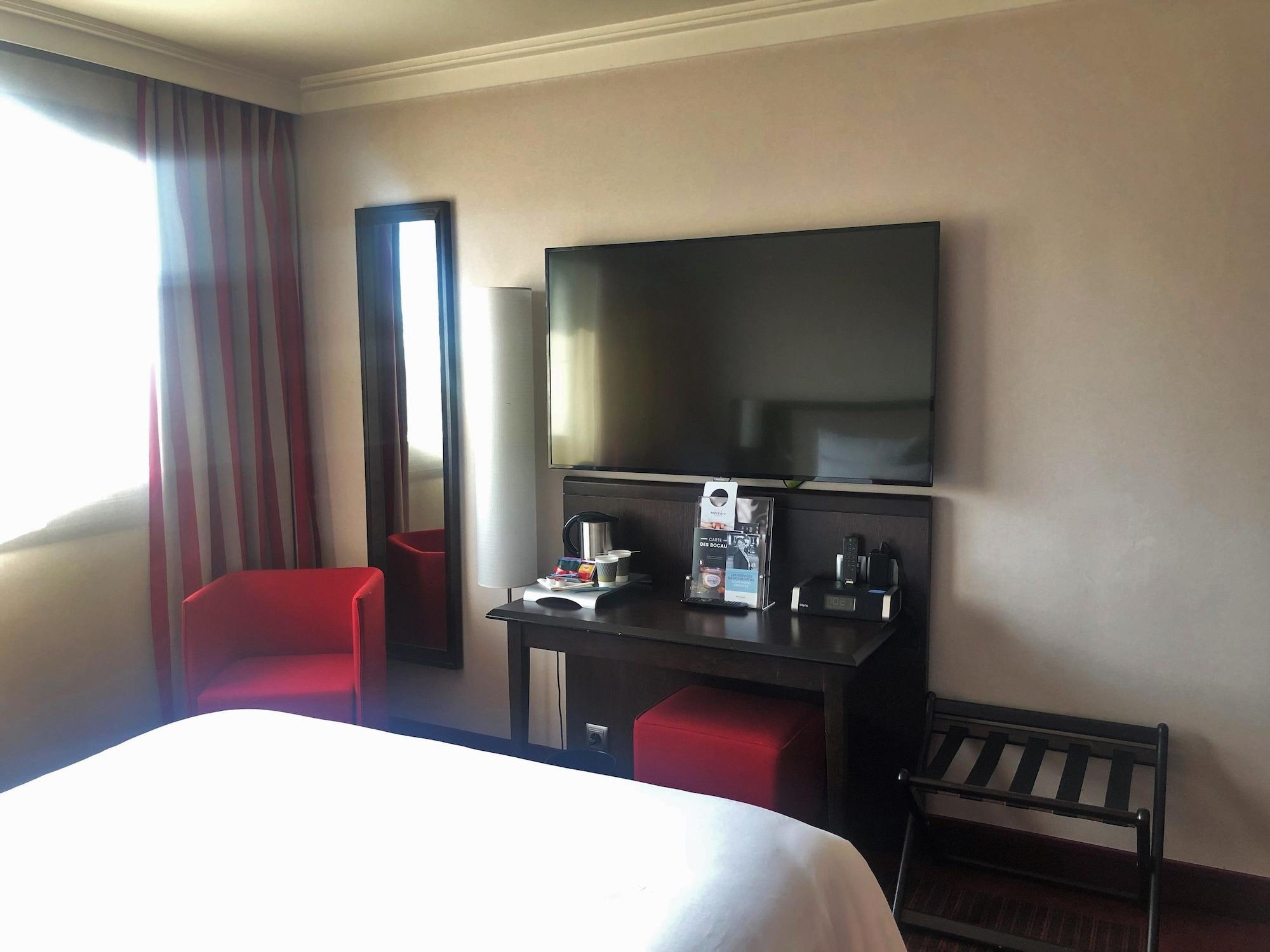 B&B Hotel Saint-Quentin-En-Yvelines Centre Gare 4 Etoiles Монтини-льо-Бретоньо Екстериор снимка